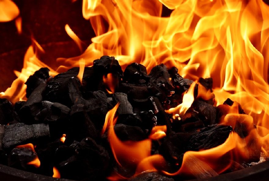 Feuer mit Flammen die heiße Grillkohle antreibt wie beim Erkan´s Grillhouse mit leckeren türkischen Grillspezialitäten und Lieferservice in Celle.